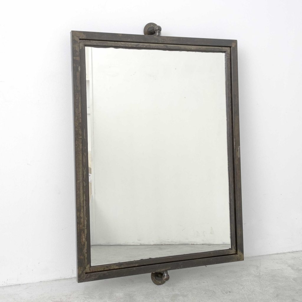Espejo de pared con marco de hierro oxidado vintage