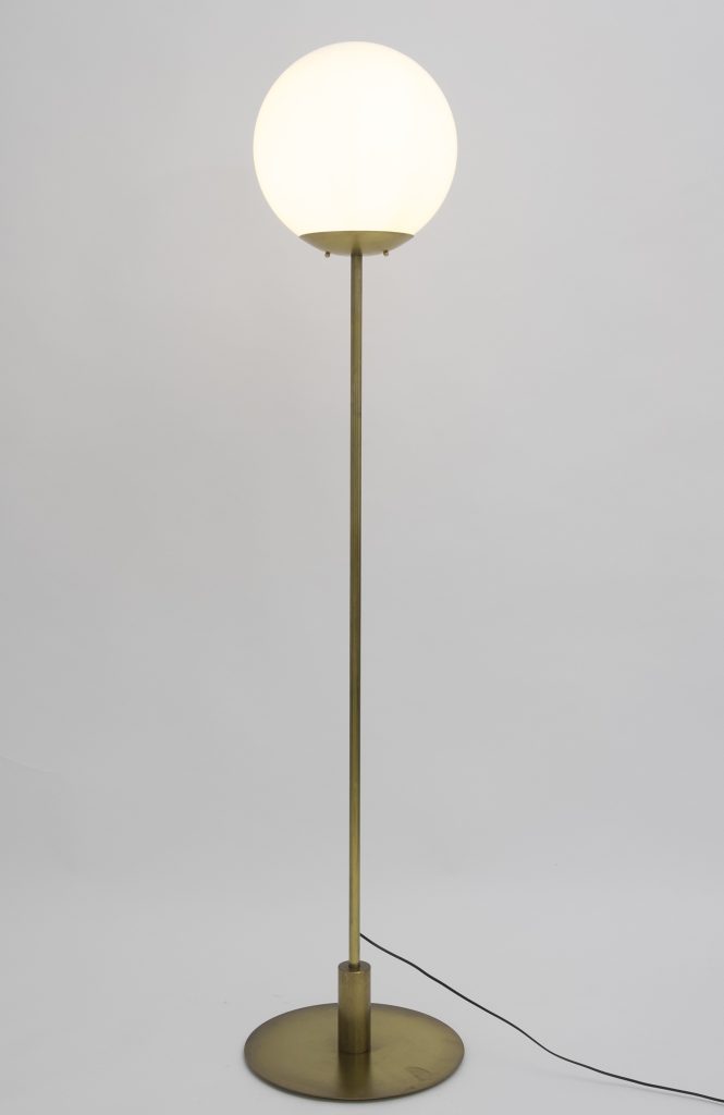 lampara de pie con bola de cristal opal minimalista
