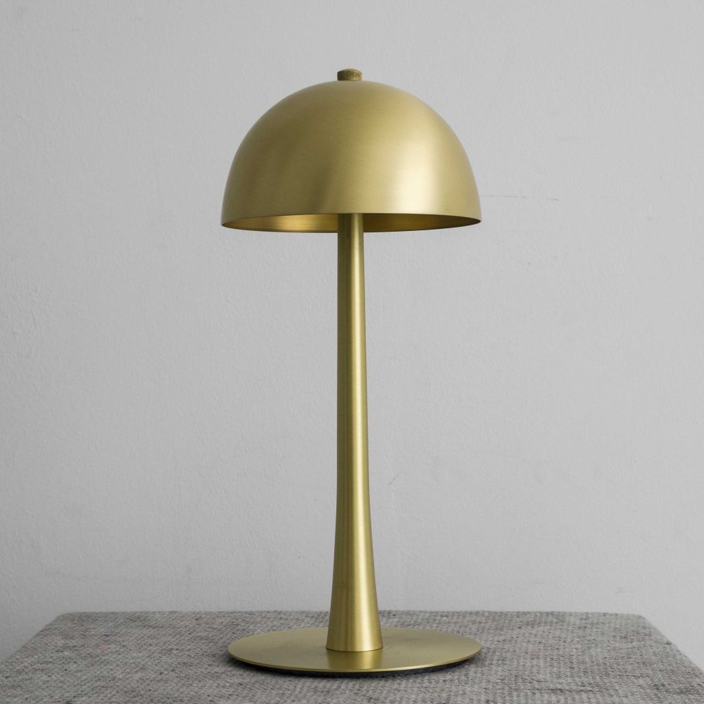 lampara de mesa en laton charles de luz vintage
