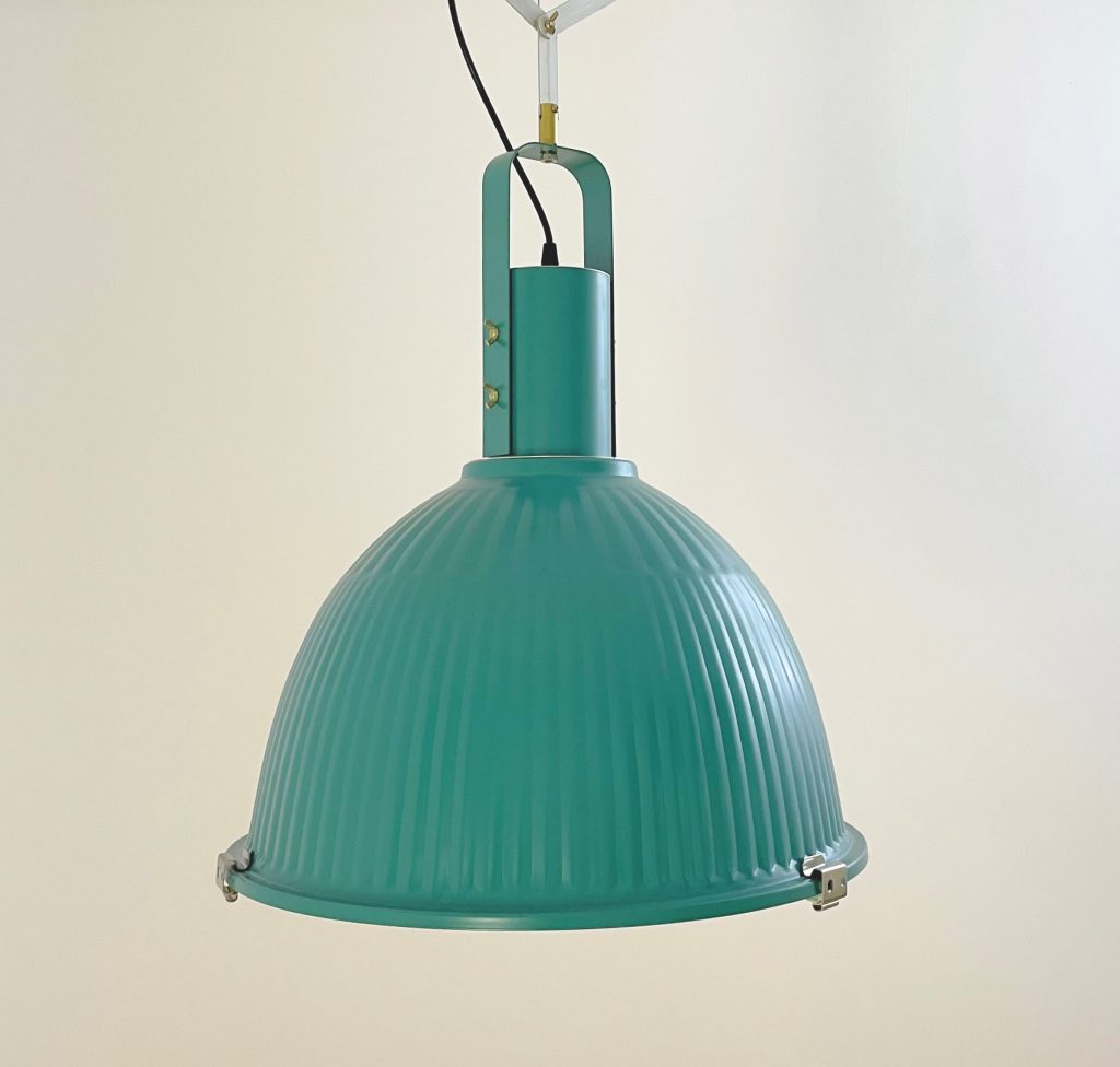 lampara tipo industrial colgante con cupula metálica azul de luz vintage