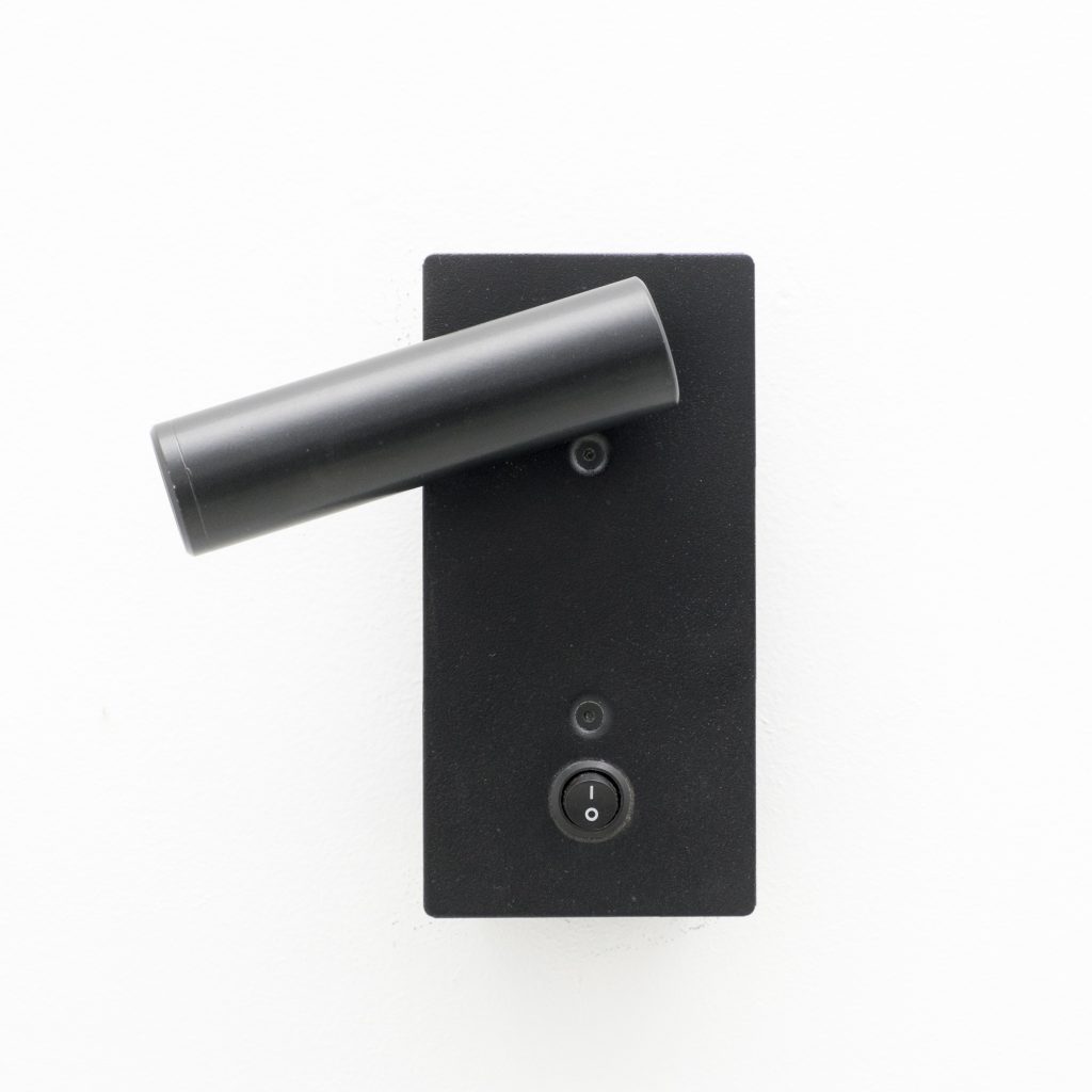 Aplique de pared con foco lector empotrado