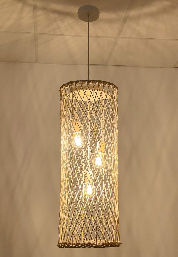 lampara colgante de mimbre con efecto de luz y sombras