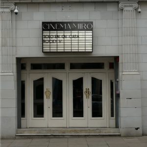 cartel de cine retro iluminado