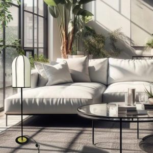 Lámpara de pie minimalista junto a un sofá claro en una sala luminosa con plantas y mesa de centro de vidrio.