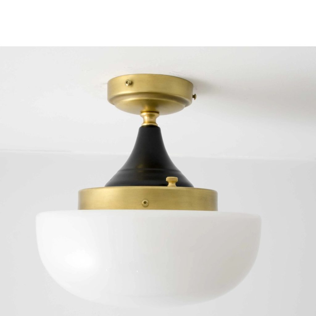 Plafón de techo vintage con estructura dorada, detalle negro y pantalla de vidrio opalino.