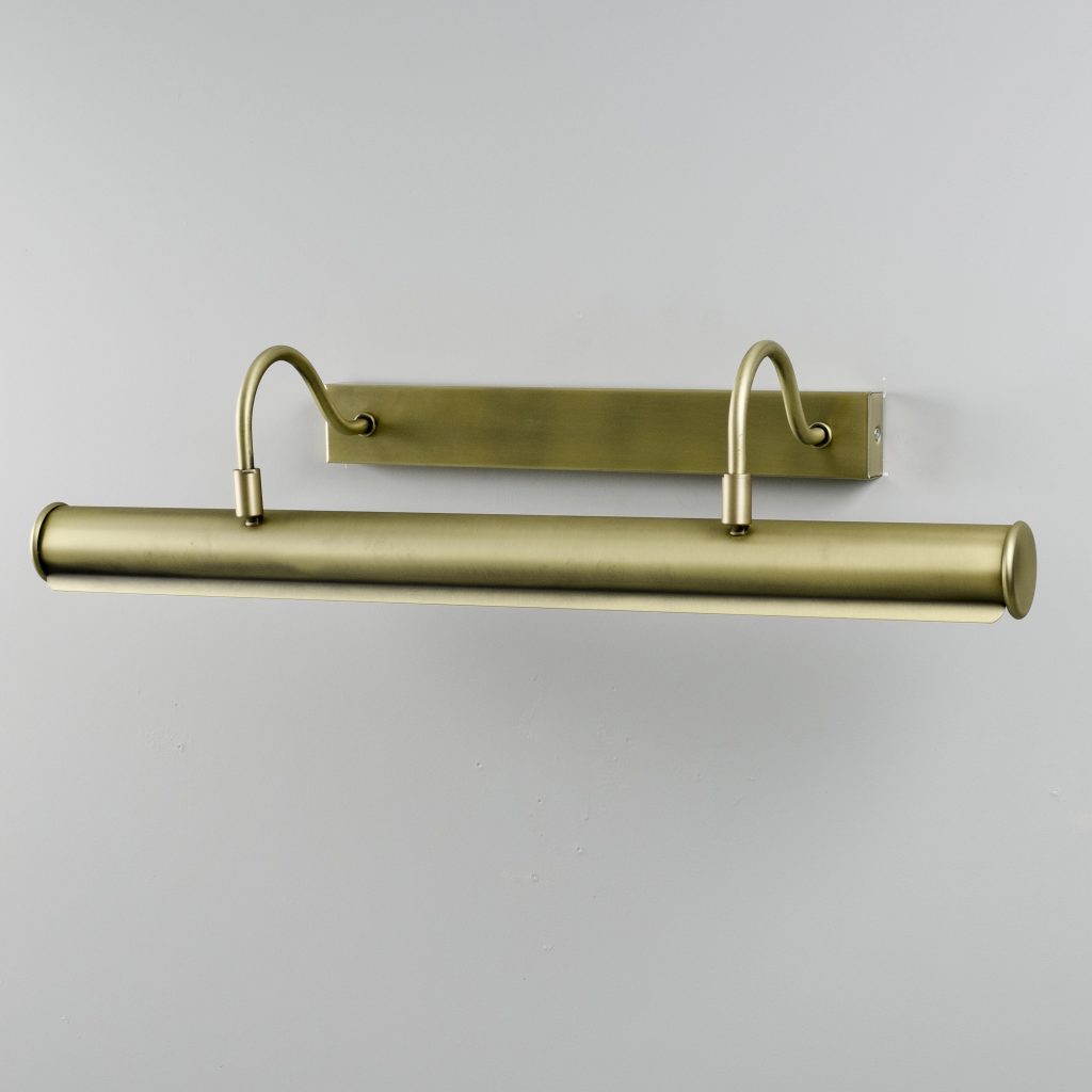 Aplique de pared lineal en acabado dorado envejecido, ideal para iluminación de cuadros o espejos.