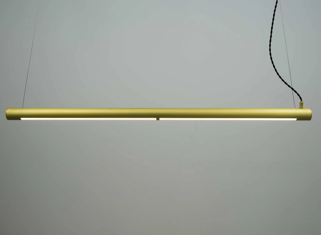 Lámpara colgante LED lineal dorada suspendida con cable, diseño moderno y minimalista