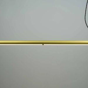 Lámpara colgante LED lineal dorada suspendida con cable, diseño moderno y minimalista