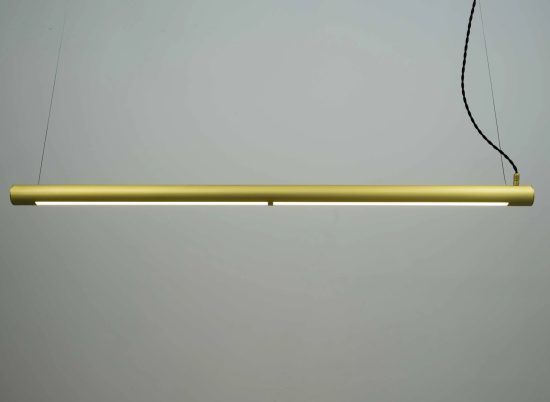 Lámpara colgante LED lineal dorada suspendida con cable, diseño moderno y minimalista
