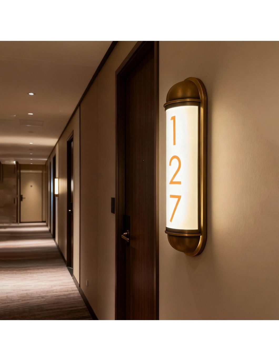 Aplique de pared vertical con iluminación integrada y número de habitación, instalado en el pasillo de un hotel.