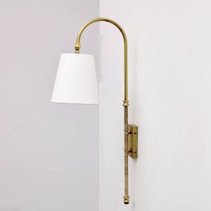 Aplique de pared con pantalla blanca y estructura en latón envejecido de estilo elegante y atemporal.