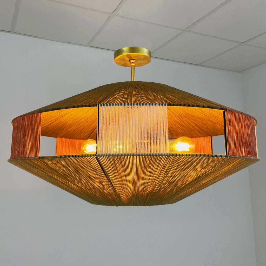 Lámpara de techo vintage con pantalla de hilo en tonos dorados y cobrizos, iluminación cálida y diseño artesanal.