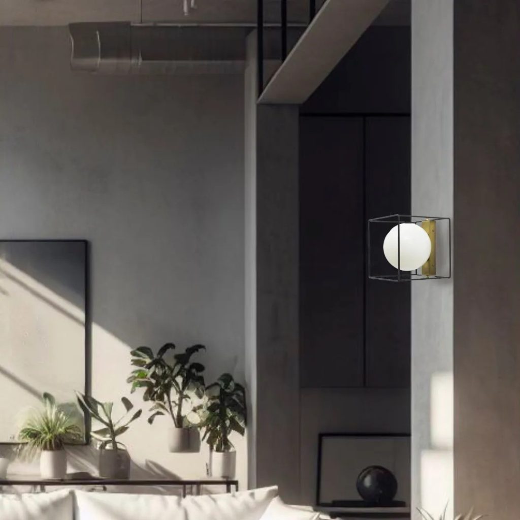 Aplique de pared moderno con esfera opal y estructura geométrica en un interior contemporáneo y minimalista.