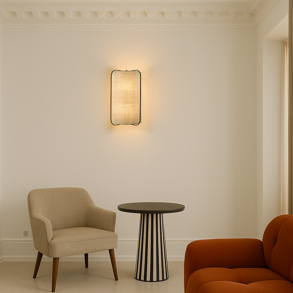 Aplique de pared con pantalla textil rectangular y estructura negra en salón elegante con sillones y mesa auxiliar.