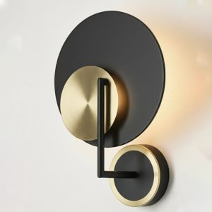 Aplique de pared contemporáneo en negro y latón con diseño geométrico y luz indirecta decorativa.
