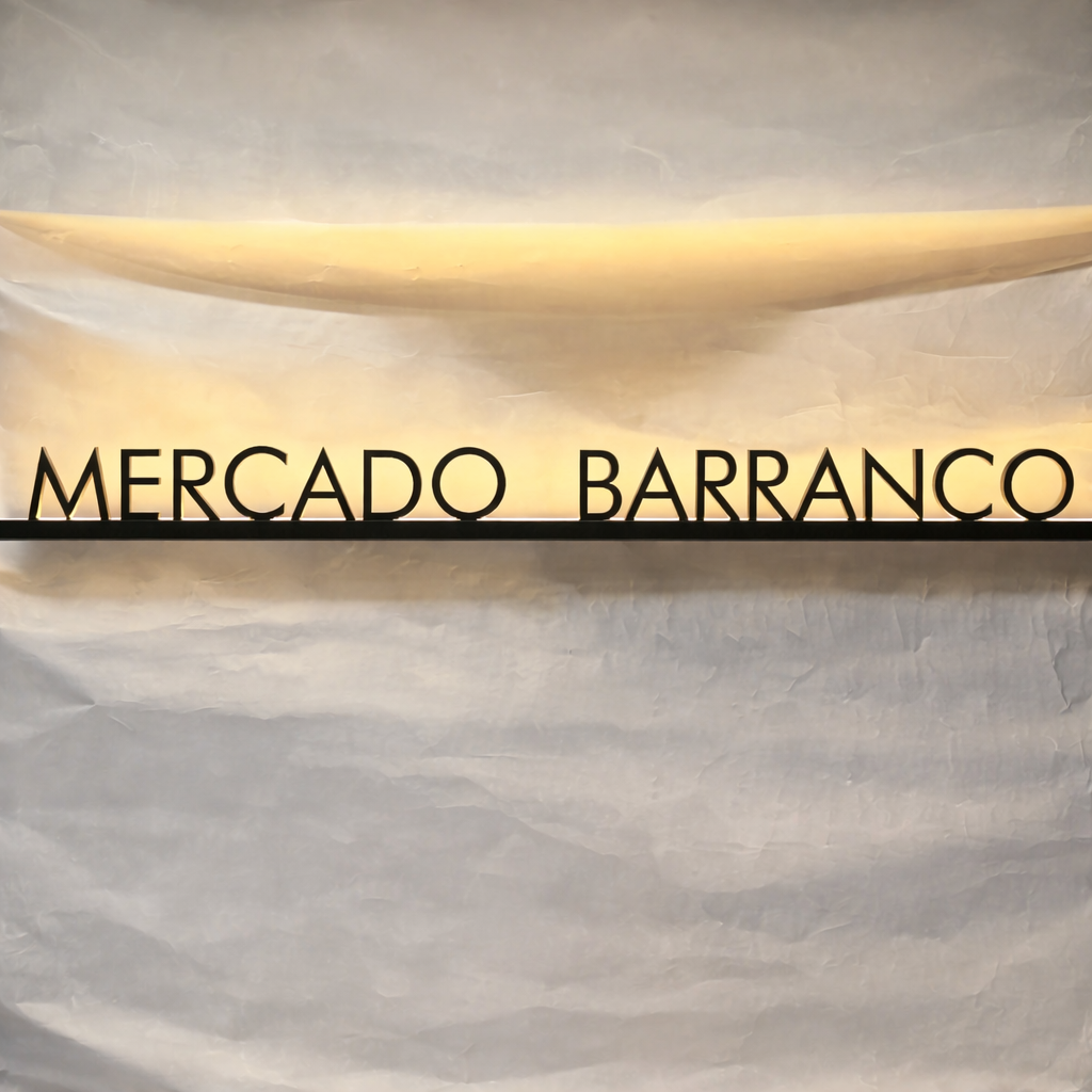 Rótulo luminoso “Mercado Barranco” con iluminación cálida sobre pared texturizada de estilo contemporáneo.