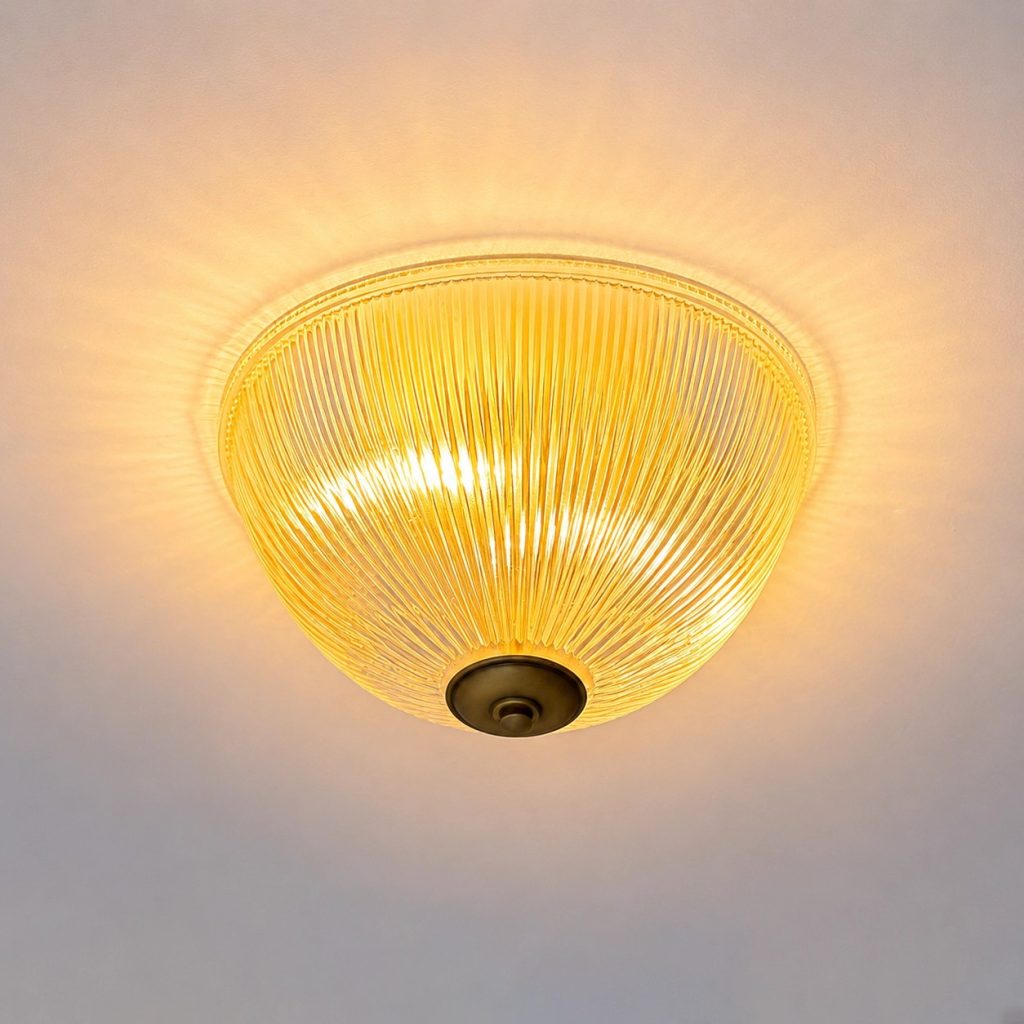 Plafón de techo vintage con tulipa de cristal rayado, luz cálida y acabado metálico oscuro.