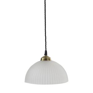 Lámpara colgante con pantalla semiesférica de vidrio opal acanalado y detalle en latón.