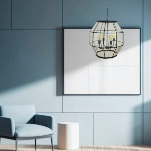 Lámpara colgante tipo farol geométrico con estructura metálica negra y cristal transparente instalada en salón moderno.