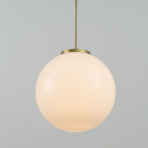 Lámpara colgante de globo blanco con tulipa esférica opalina y estructura dorada de estilo vintage.