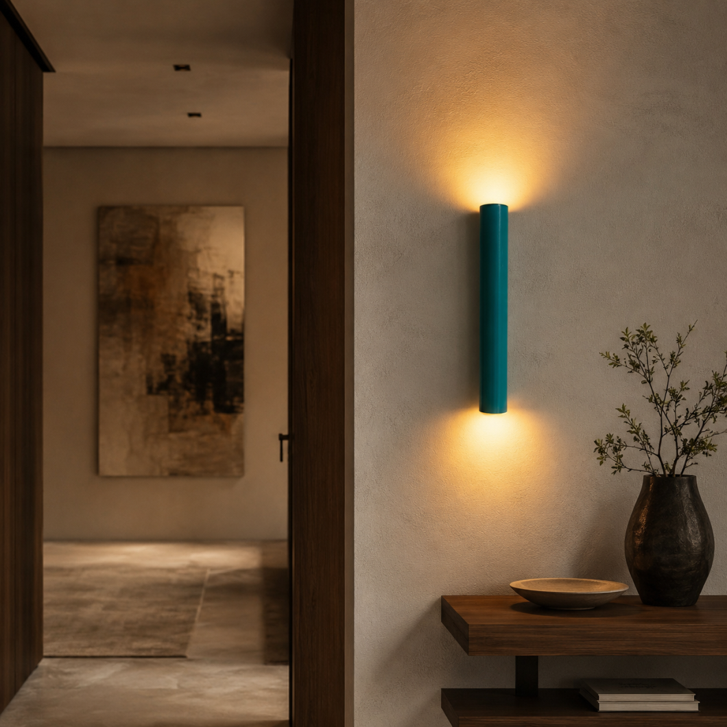 Aplique de pared tubular azul con iluminación ascendente y descendente en un recibidor moderno