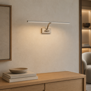 Aplique de pared lineal en acabado latón sobre mueble de madera en un interior moderno y elegante