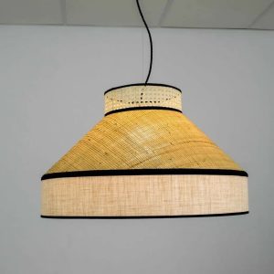 Lámpara colgante vintage con pantalla cónica de rafia y tejido beige, ribetes negros y luz cálida encendida.