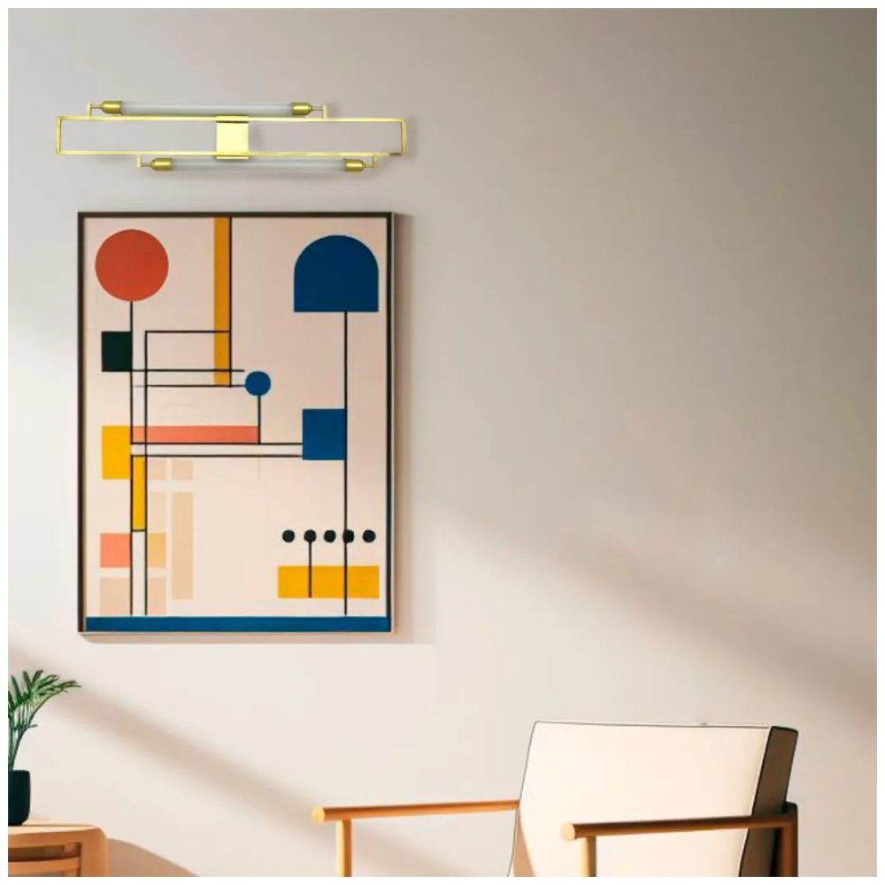 Aplique de pared dorado con estructura geométrica y doble tubo LED, instalado sobre un cuadro abstracto en una sala moderna.